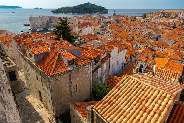 Foto vista sobre los tejados de dubrovnik y la isla de lokrum, croacia