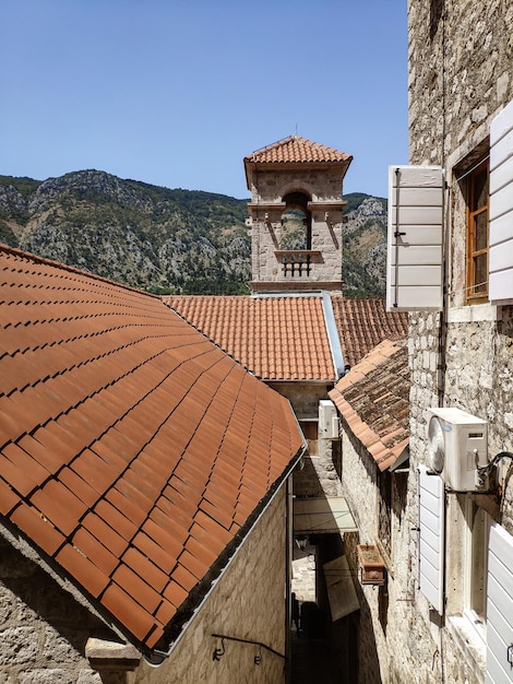 Vista sobre la torre de los techos y las montañas en el casco antiguo de Kotor Montenegro