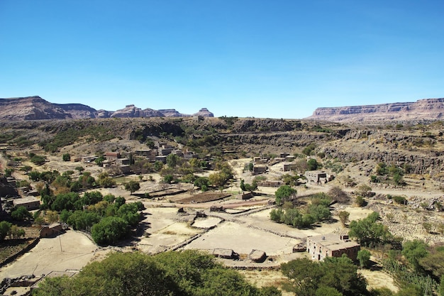 La vista sobre el valle del pueblo de Shibam en las montañas de Yemen