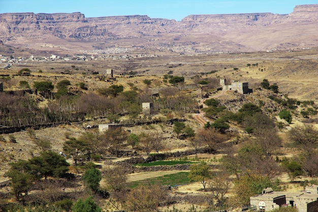 La vista sobre el valle del pueblo de Shibam en las montañas de Yemen