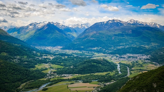 Vista sobre el valle del río Gave de Pau y las montañas de los Pirineos desde el Pic d'Alian