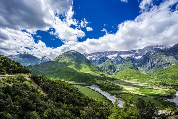 Una vista sobre el valle del río Vjosa