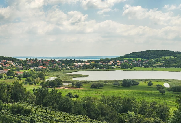 Vista sobre vinhedos e vila de tihany lago balaton hungria