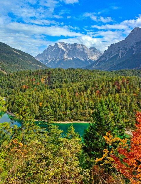 Vista sobre Zugspitze y Blindsee desde el lado austriaco