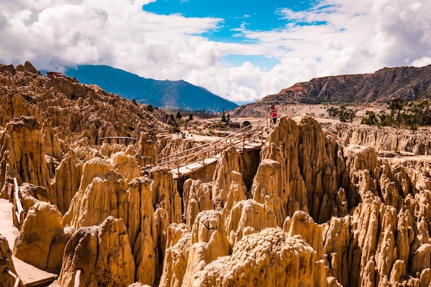 Vista del sol del paisaje rocoso del valle de la luna cerca de la paz en bolivia