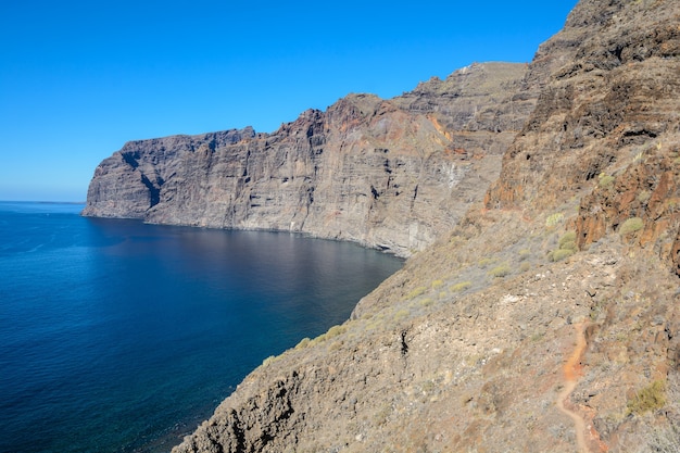 Vista soleada de los acantilados de Los Gigantes. Tenerife, Islas Canarias, España