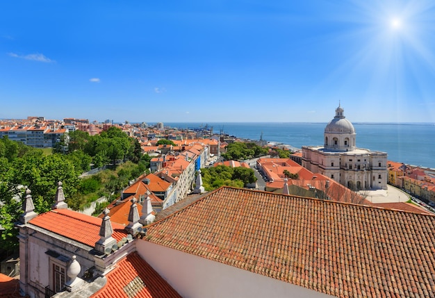 Vista soleada al mar y paisaje urbano desde el techo del Monasterio en Lisboa Portugal