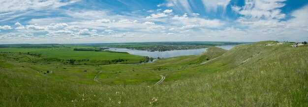 Vista soleada sobre el panorama del paisaje del río Volga con verde