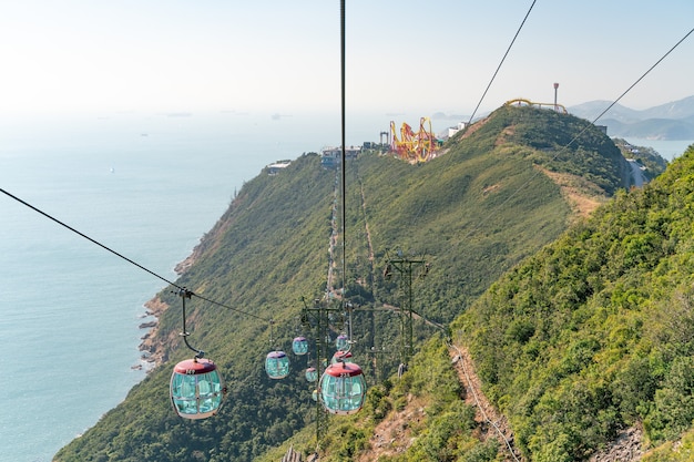 La vista soleada del teleférico y el parque temático cerca del océano.