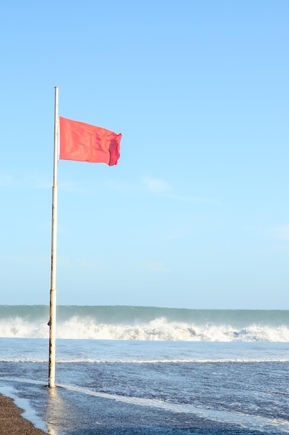 Foto vista de storm seascape y red flag en el océano atlántico