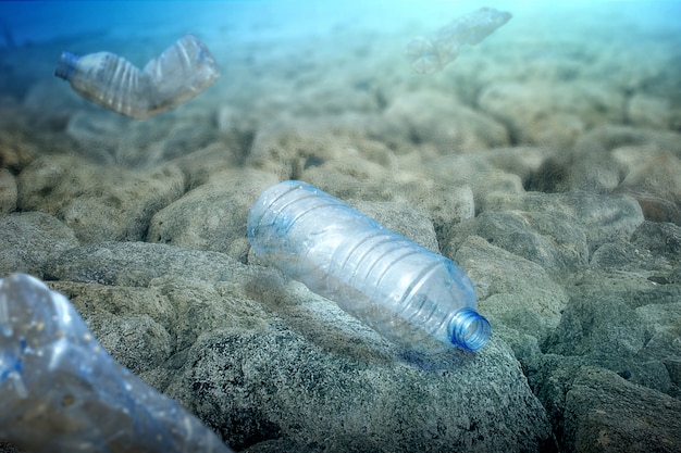 Foto vista subaquática com uma garrafa de plástico no oceano