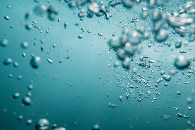 Vista submarina de burbujas en el océano azul profundo cerca del fondo del agua