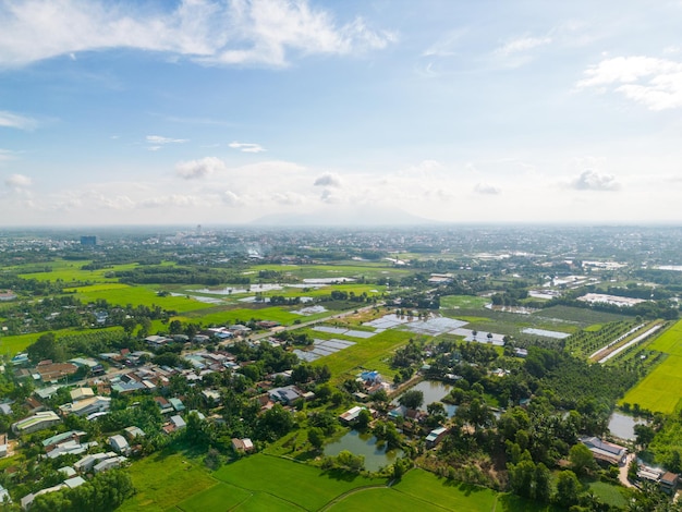 Vista de los suburbios de la ciudad de Tay Ninh Vietnam y en la distancia está la montaña Ba Den Concepto de viaje y paisaje