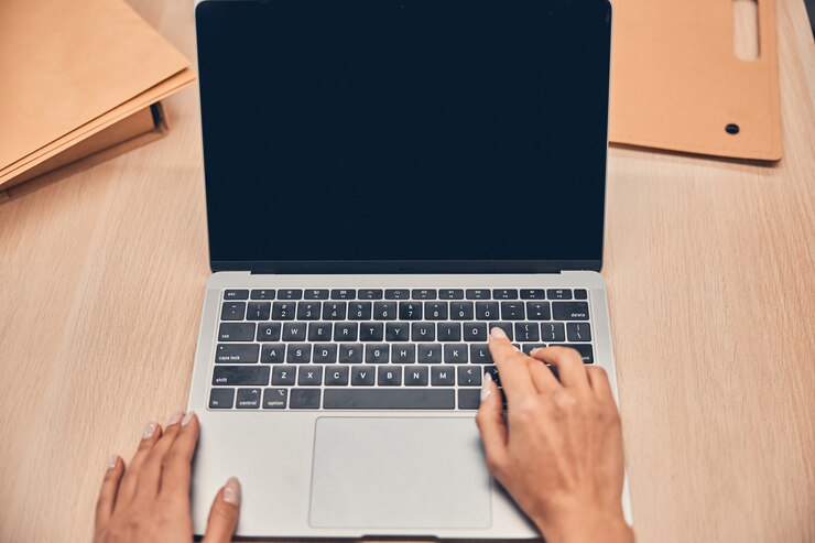 Foto vista de la sugerencia de la mujer que usa la computadora en el escritorio de la oficina mientras se conecta a internet wifi