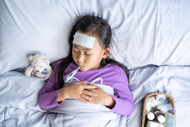 Foto vista superior a menina asiática mede a temperatura e a tosse fria porque uma criança doente fraca com febre e doença na cama