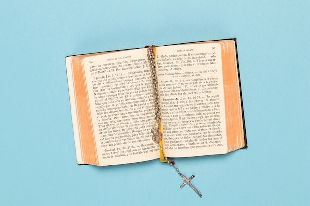 Vista superior aberta livro sagrado com colar