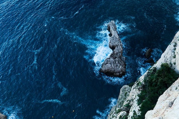 Vista superior de acantilados bahías fondo de naturaleza de mar claro