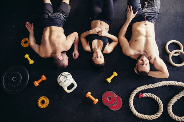 Foto vista superior de accesorios para fitness y atleta de árbol acostado en el piso