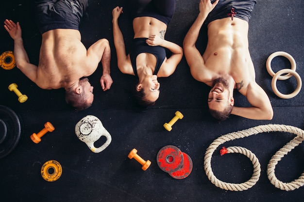 Vista superior de accesorios para fitness y atleta de árbol acostado en el piso