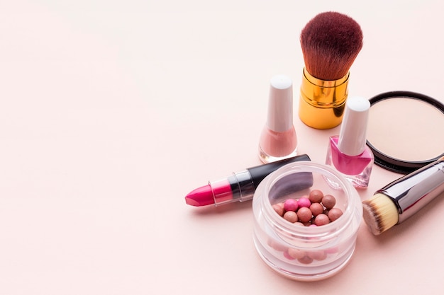 Foto vista superior de accesorios de maquillaje con espacio de copia