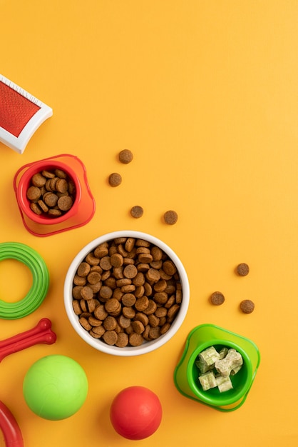 Foto vista superior de accesorios para mascotas bodegón con tazones de comida