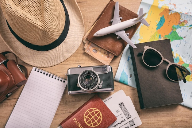 Vista superior de accesorios de viaje y vacaciones