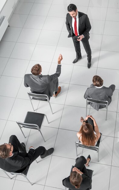 Vista superior de los accionistas de la empresa en una reunión