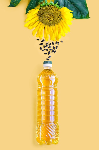 Vista superior del aceite de girasol en una botella de plástico