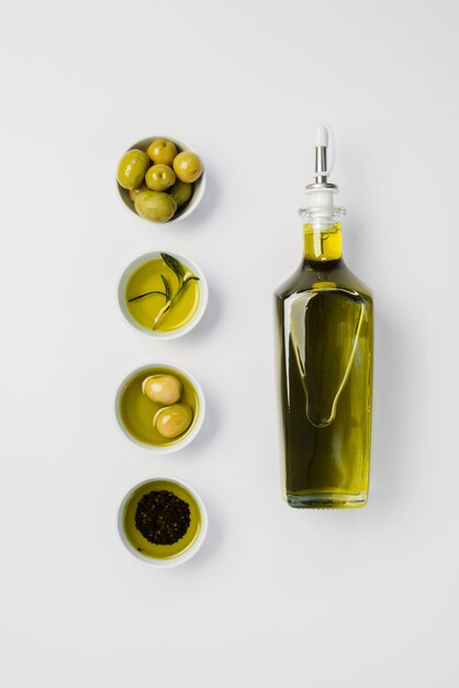 Foto vista superior aceite de oliva orgánico y aceitunas