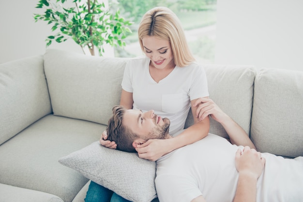 Vista superior acima de alto ângulo de casal em camiseta branca menina homem juntos