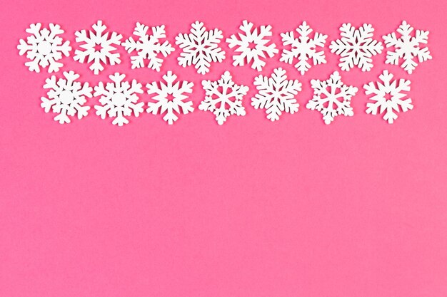 Vista superior del adorno de invierno hecho de copos de nieve blancos sobre fondo colorido Concepto de feliz año nuevo con espacio de copia