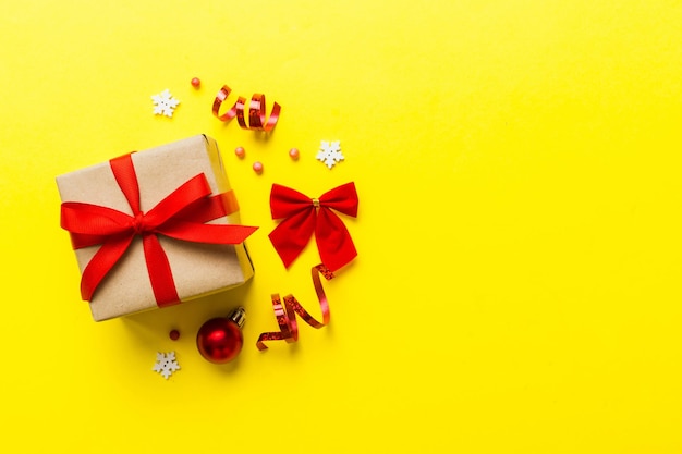 Vista superior Adornos navideños planos y caja de regalo sobre fondo de color con espacio de copia Composición de Navidad o Feliz Año Nuevo