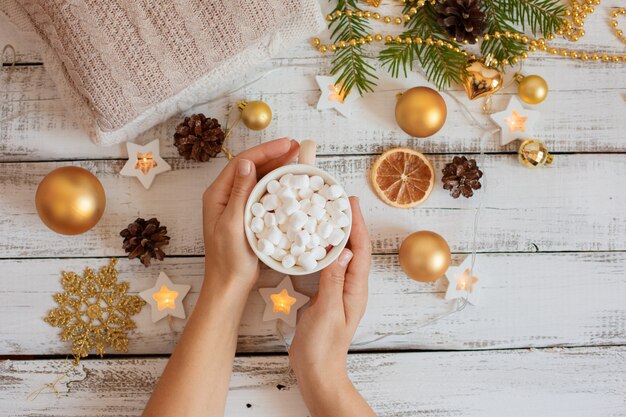 Vista superior de adornos navideños