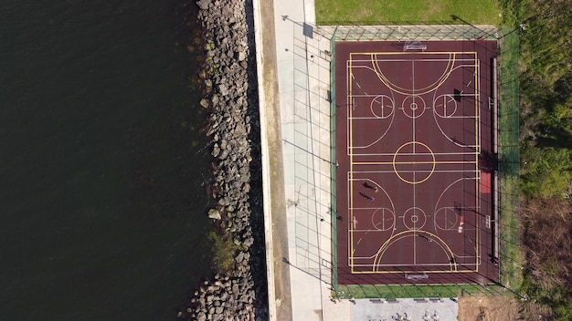 Vista superior aérea de la cancha de baloncesto cerca del mar