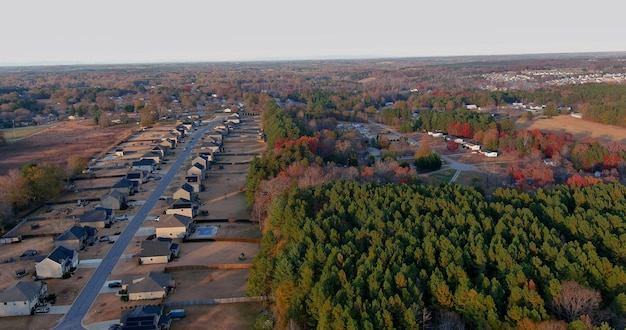 Vista superior aérea de casas por campo rural camino pequeño pueblo en primavera hirviendo carolina del sur con