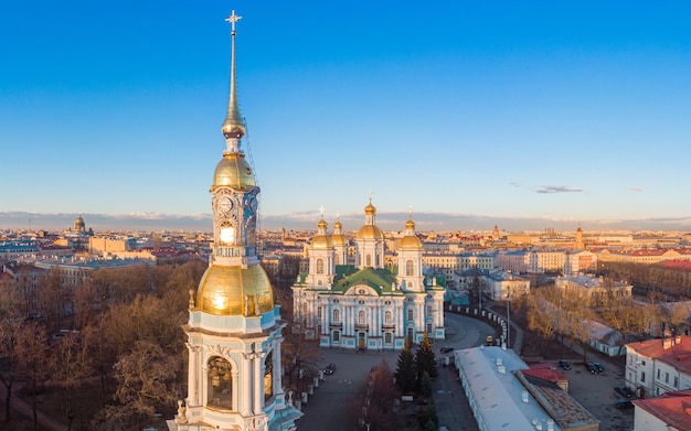 Vista superior aérea de la Catedral del Mar Naval de San Nicolás. Canal Griboyedov en día de invierno Petersburgo Rusia