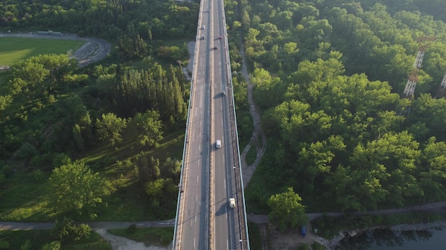 Vista superior aérea del concepto de transporte de tráfico de automóviles por carretera