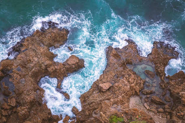 Vista superior aérea de la costa rocosa en Sudáfrica