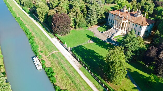 Vista superior aérea da antiga villa Giovanelli e jardim no canal Brenta de cima, Pádua (Pádua) em Veneto, região de Veneza, norte da Itália