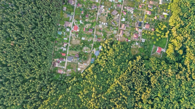 Vista superior aérea da área residencial casas de verão na floresta de cima, imóveis rurais e pequena vila dacha na ucrânia