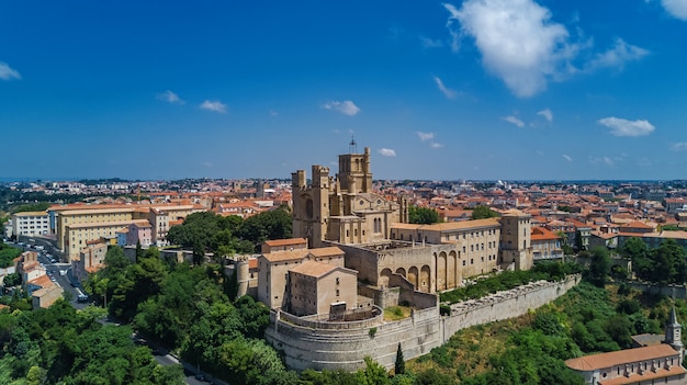 Vista superior aérea da arquitetura da cidade de Beziers e Catedral de cima, sul da França