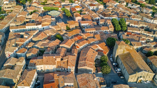 Vista superior aérea da arquitetura da vila medieval de Bram e telhados de cima, sul da França