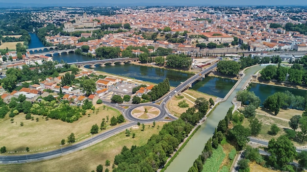 Vista superior aérea da cidade de Beziers, rio e pontes de cima, sul da França