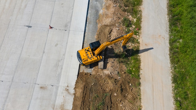 Vista superior aérea da escavadeira trabalhando no canteiro de obras