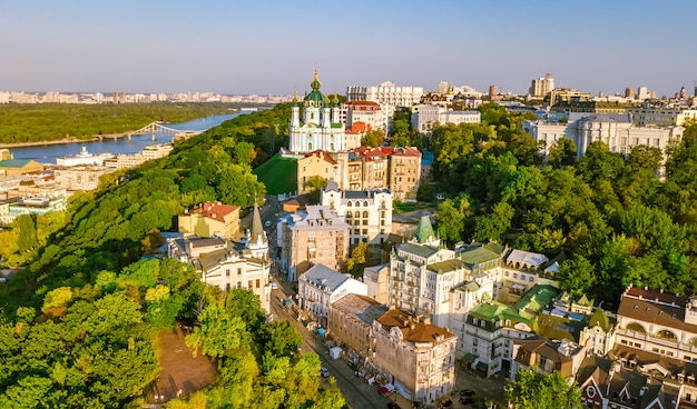 Vista superior aérea da igreja de santo andré e da rua andreevska