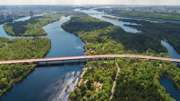 Vista superior aérea da paisagem urbana de kiev e parques, rio dnieper, ilha truchaniv e pontes de cima, horizonte da cidade de kiev, ucrânia