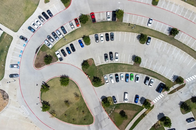 Vista superior aérea de carros em estacionamentos grandes para residentes da área