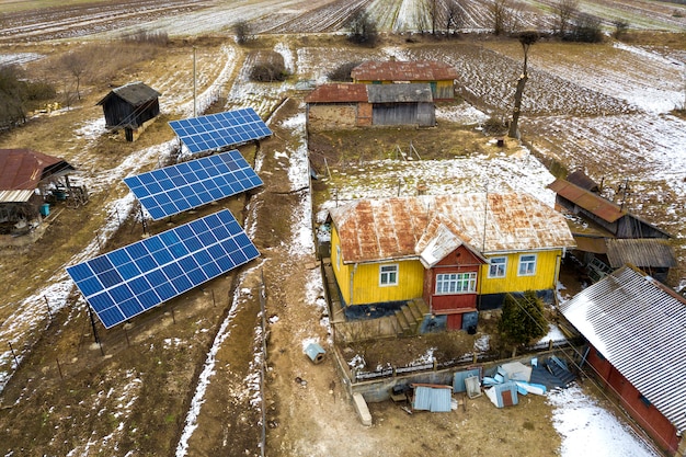 Vista superior aérea de sistemas de painel voltaico foto solar azul brilhante autônomo produzindo energia limpa renovável.