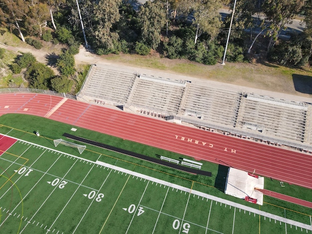 Vista superior aérea do campo de futebol americano em San Diego, Califórnia, EUA.