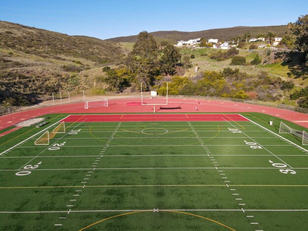 Vista superior aérea do campo de futebol americano em San Diego, Califórnia, EUA.
